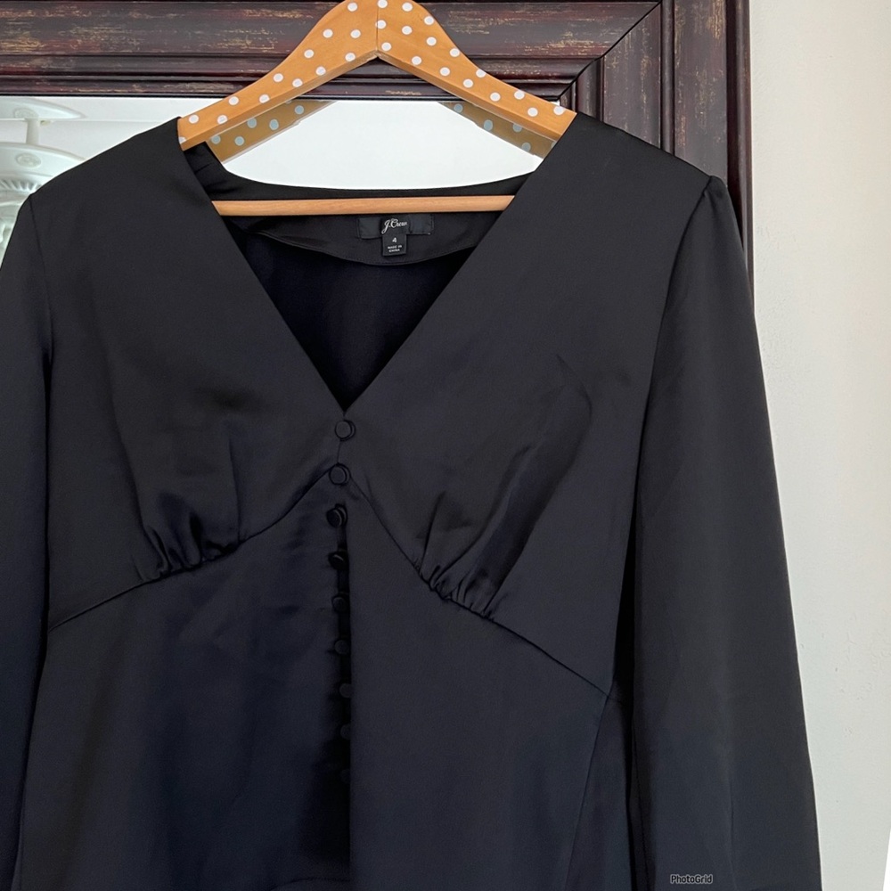 J.Crew Black Deep V-neck button-front top in satin-backed crepe Size 4 - Picture 3 of 3